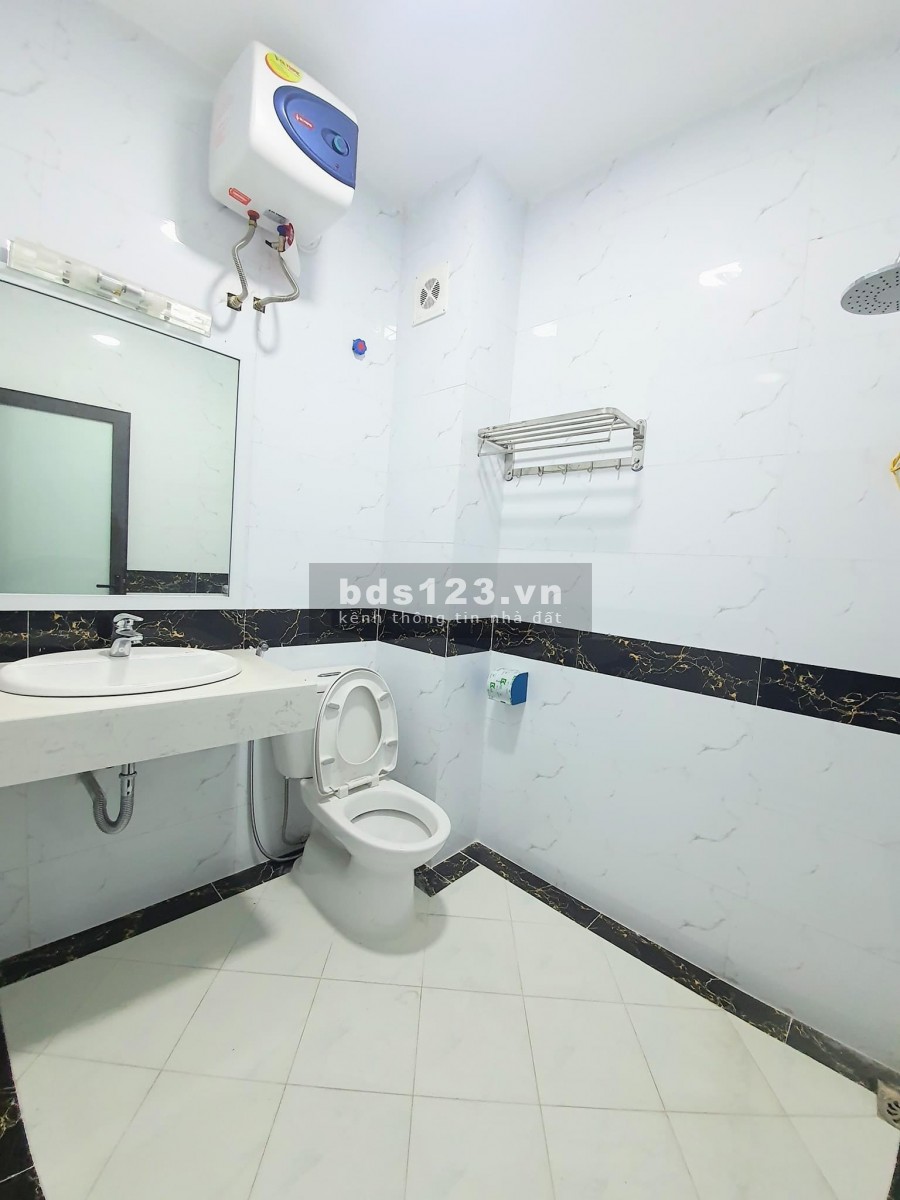 Bán nhà mặt ngõ gần đường Hoàng Quốc Việt, dt 40m2, 5 tầng, mt 4m, giá 3.2 tỷ