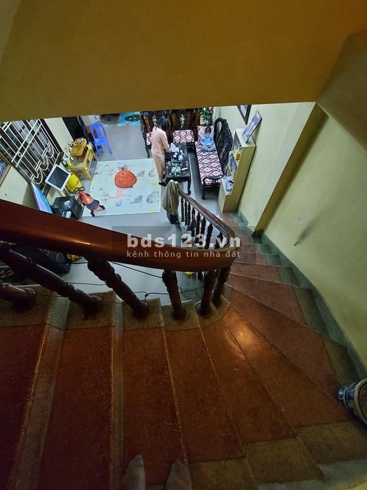 Bán nhà nguyên căn Nguyễn Văn Cừ, ô tô vào, 3 tầng, dt 120m2, giá 4.7 tỷ, lh 0922346363