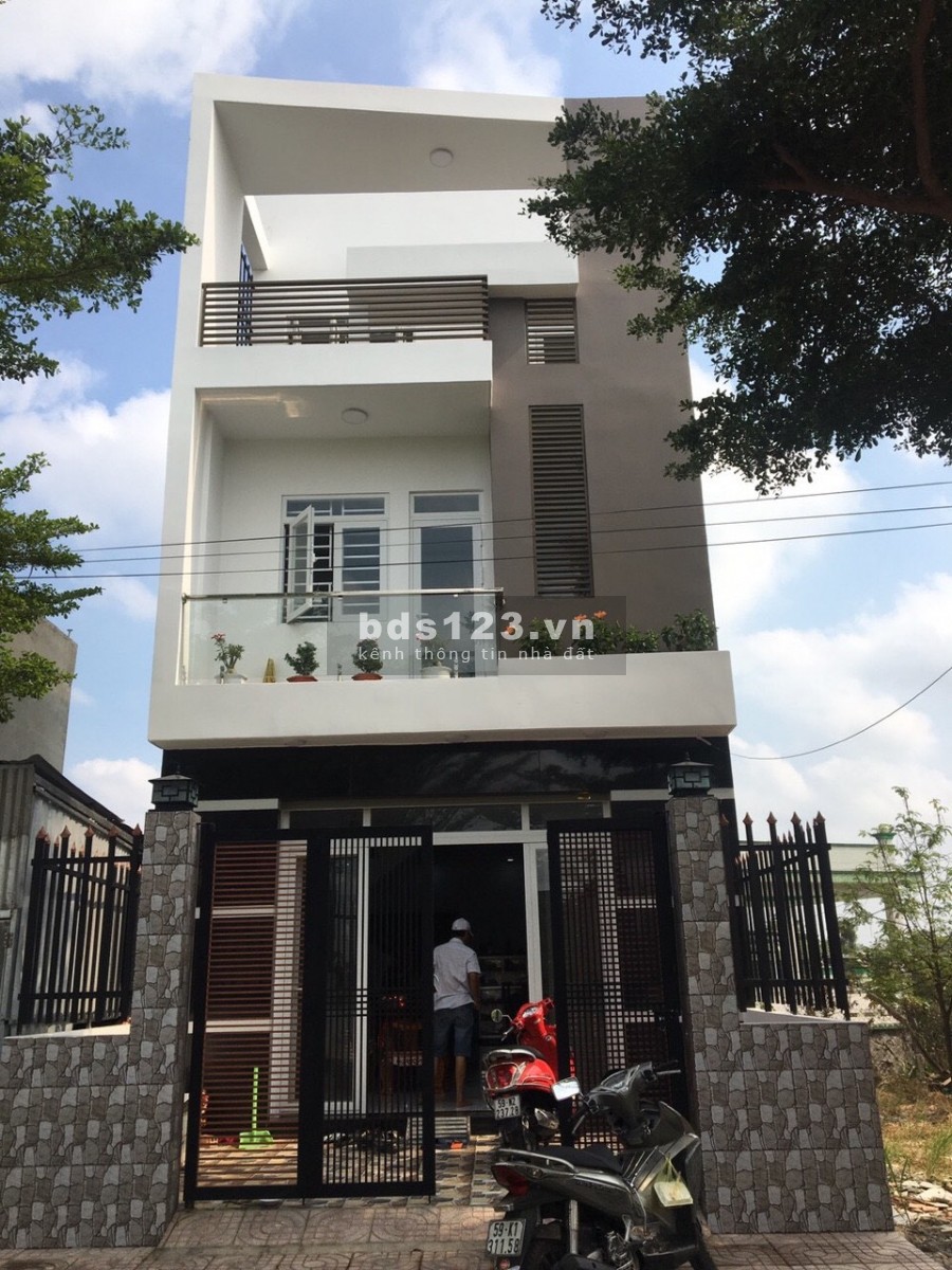 Cần bán nhà 2 lầu , diện tích 88m2 cách chợ Bình Chánh 2km !