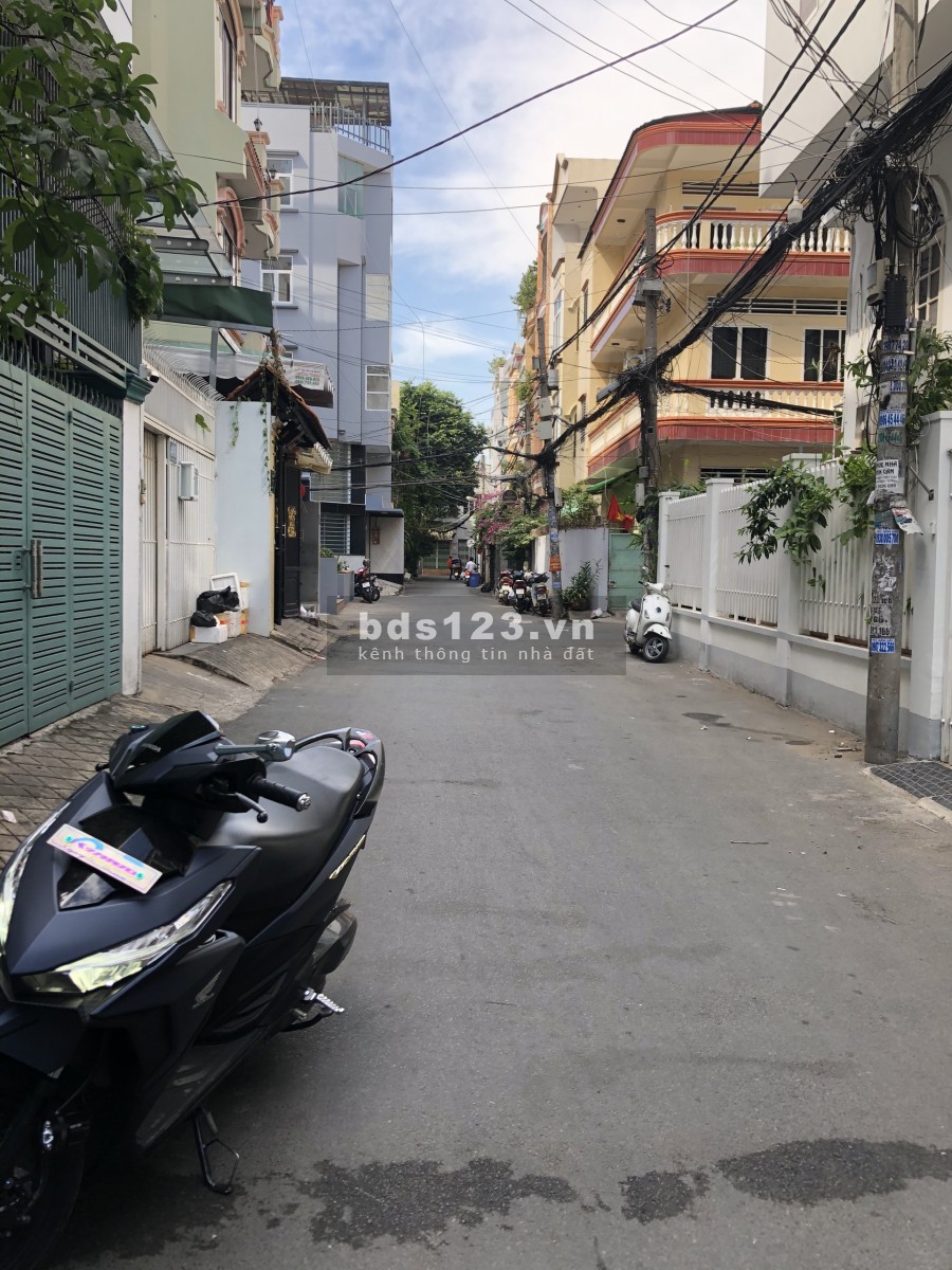 Nhà Hẻm Xe Hơi vào tới nhà đường D1: Trệt 2 Lầu BTCT: giá 20tr/th