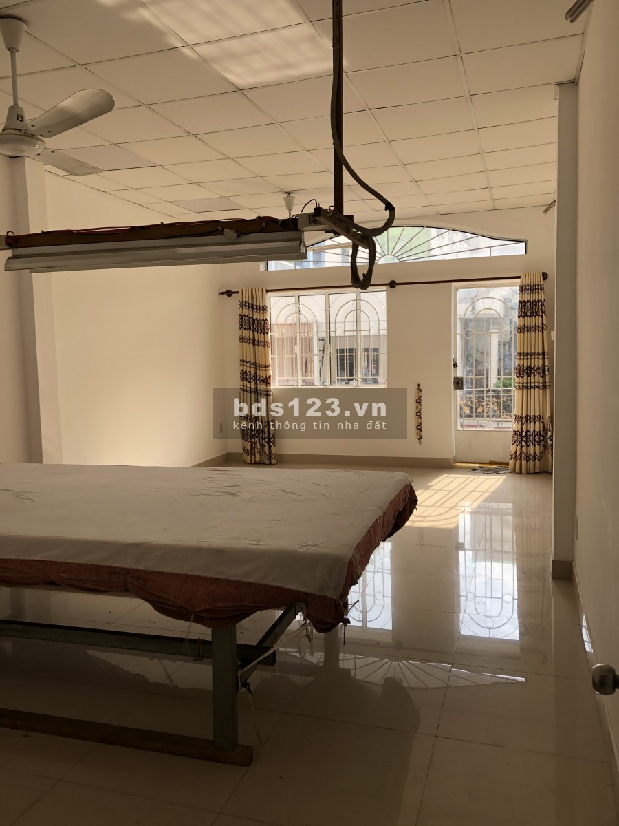 Nhà Hẻm Xe Hơi vào tới nhà đường D1: Trệt 2 Lầu BTCT: giá 20tr/th