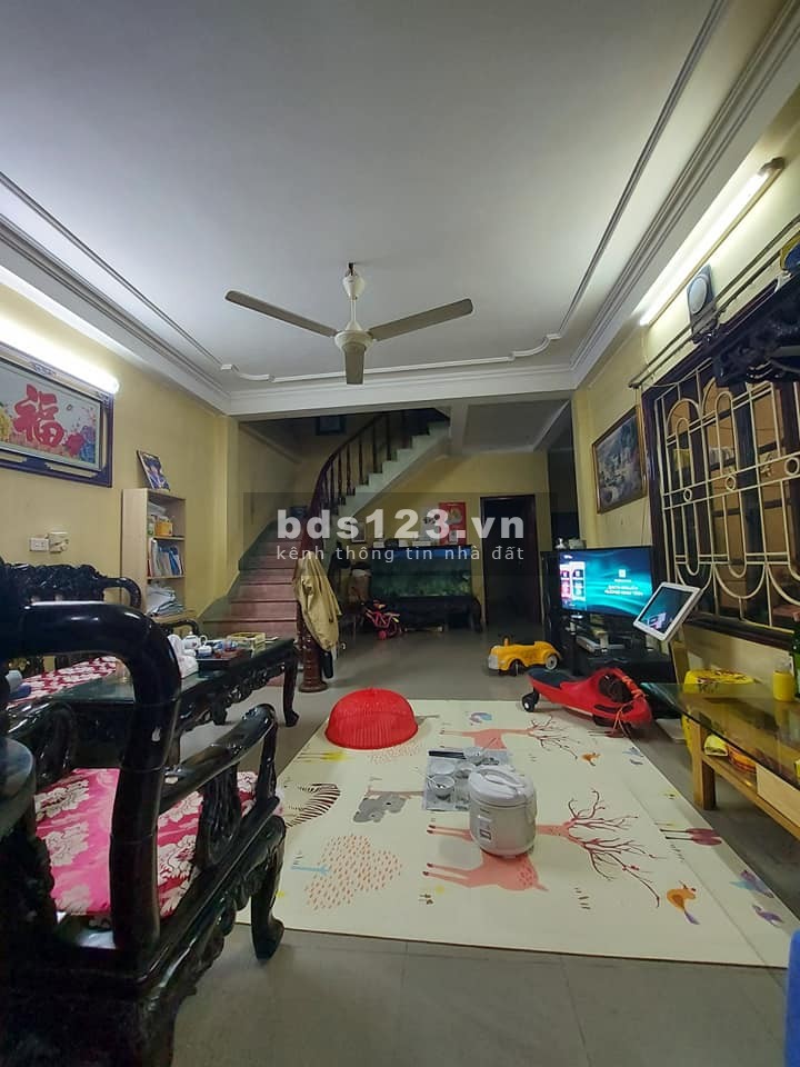 Bán nhà nguyên căn Nguyễn Văn Cừ, ô tô vào, 3 tầng, dt 120m2, giá 4.7 tỷ, lh 0922346363