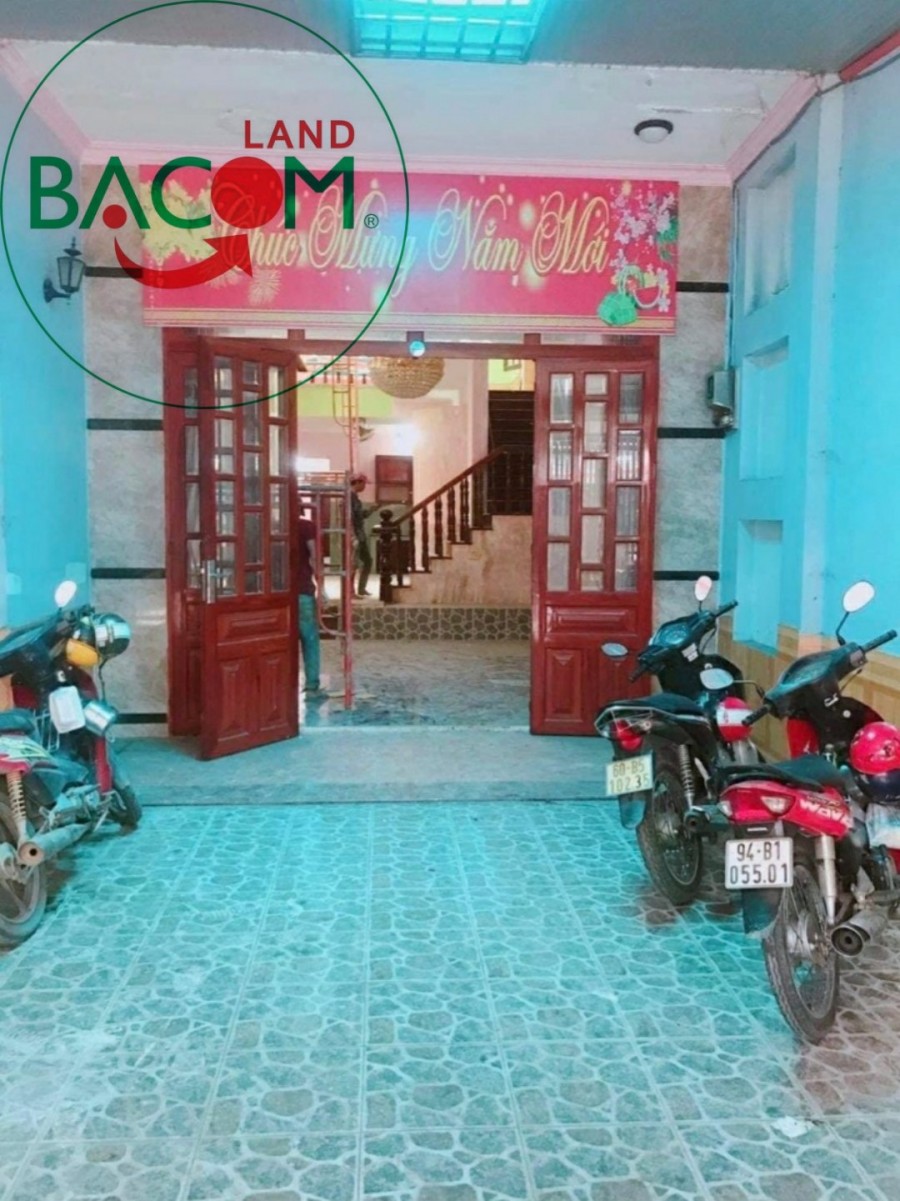 Nhà 1 trệt 2 lầu MẶT TIỀN chợ nhỏ Tân Hiệp 165m2 nở hậu SHR thổ cư 100%, buôn bán kinh doanh tốt