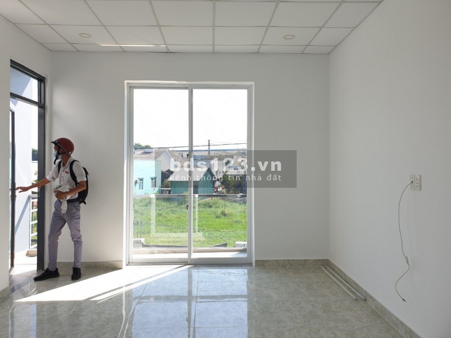 Cần bán nhà 2 lầu , diện tích 88m2 cách chợ Bình Chánh 2km !