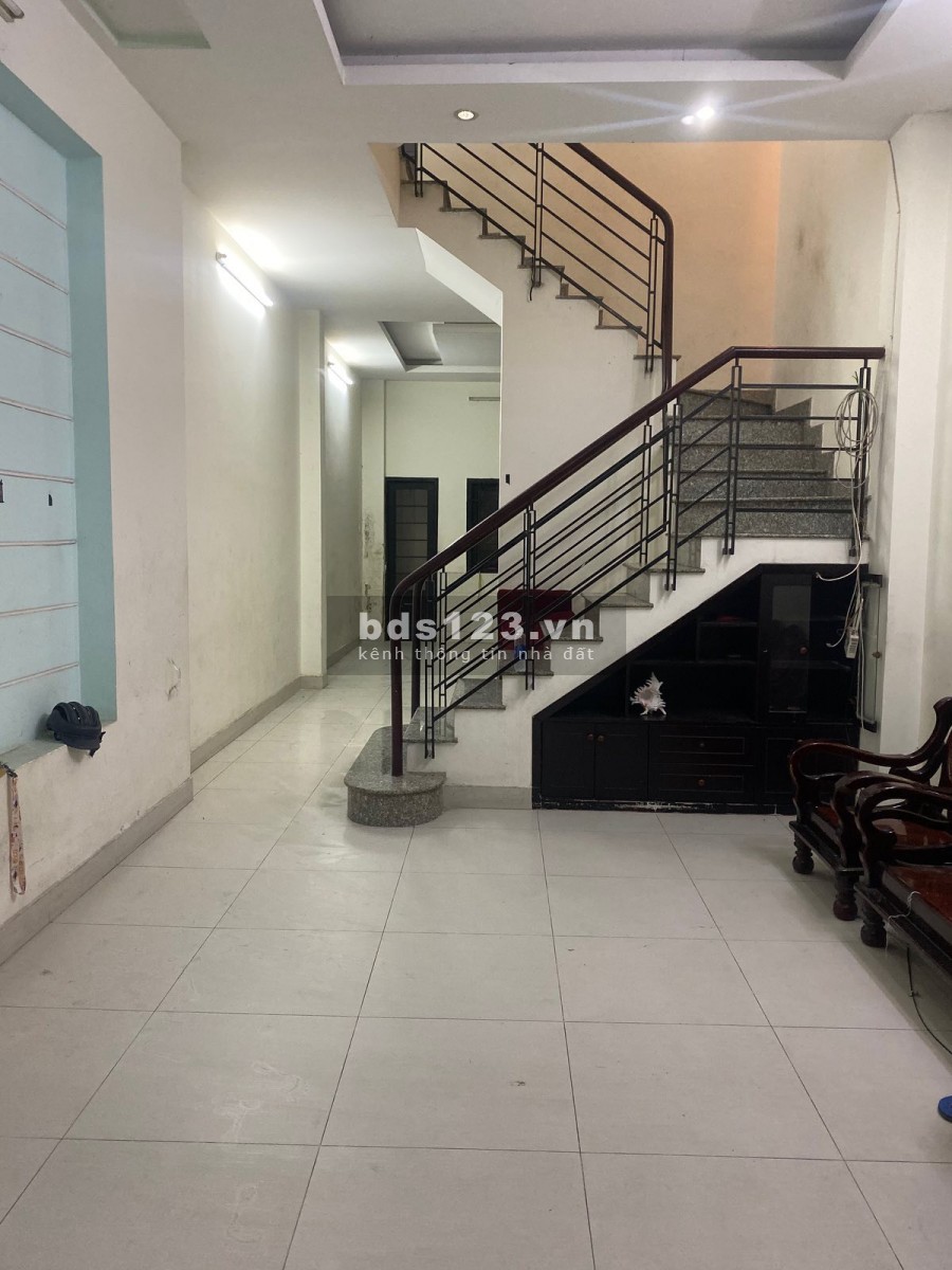 Cho thuê nhà Trần Quốc Hoàn, Cầu Giấy.Dt: 60m, 5 tầng, mt: 5m. Giá: 15tr