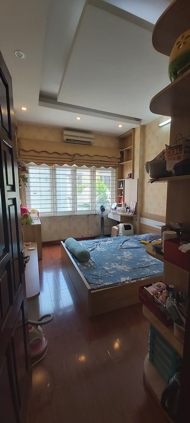 Bán nhà ngõ 20 Hồ Tùng Mậu, 42m, 5 tầng, 6 ngủ, gần phố, tặng toàn bộ nội thất, giá 4.2 tỷ