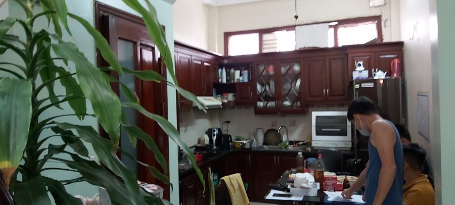 Bán nhà ngõ 20 Hồ Tùng Mậu, 42m, 5 tầng, 6 ngủ, gần phố, tặng toàn bộ nội thất, giá 4.2 tỷ