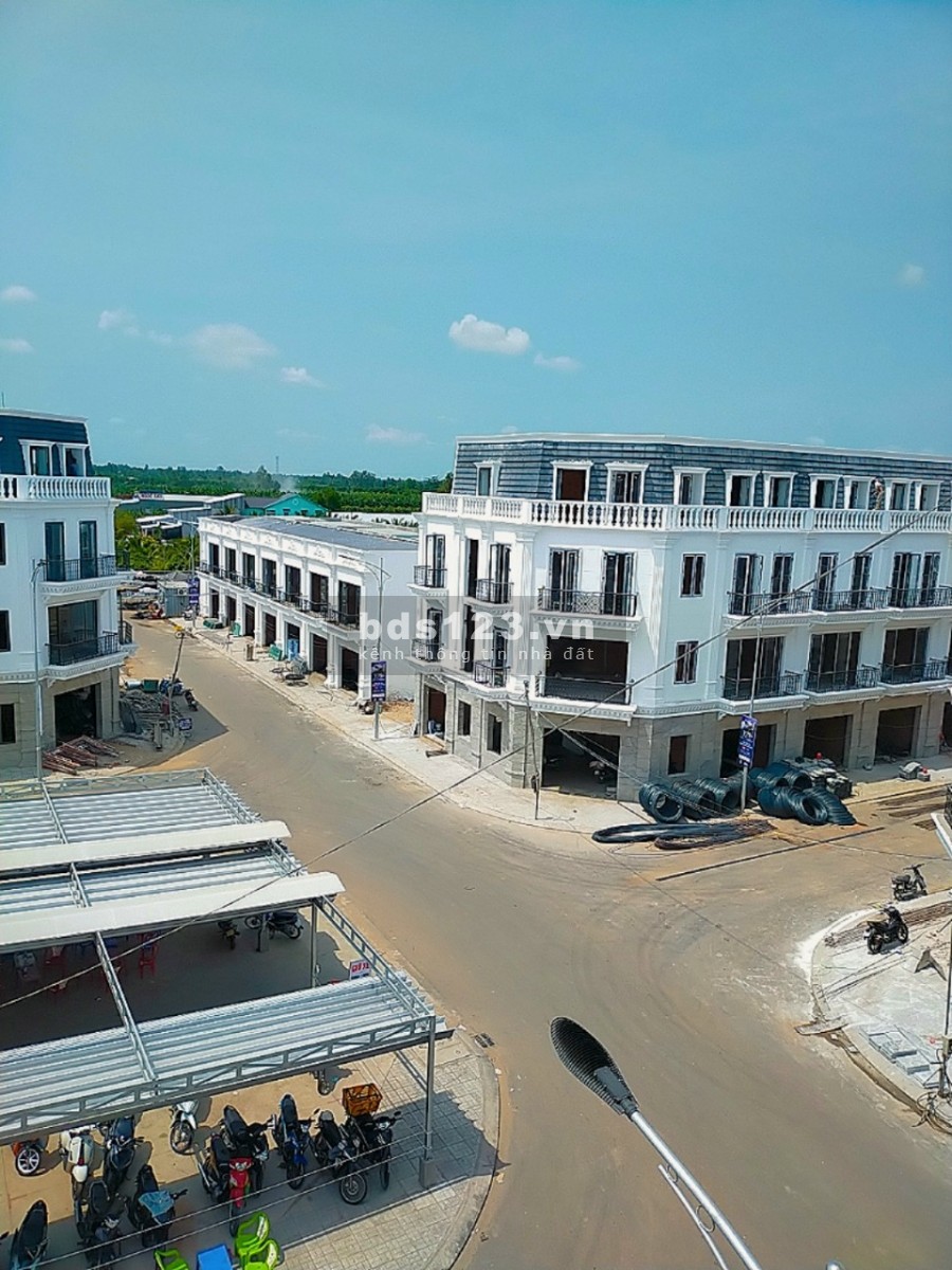 Bán nhà mặt tiền 1 trệt 3 lầu trung tâm chợ Thới Lai