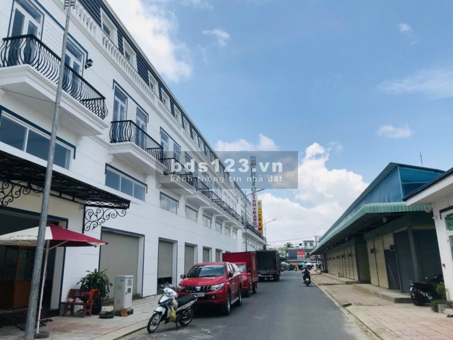 Bán nhà mặt tiền 1 trệt 3 lầu trung tâm chợ Thới Lai