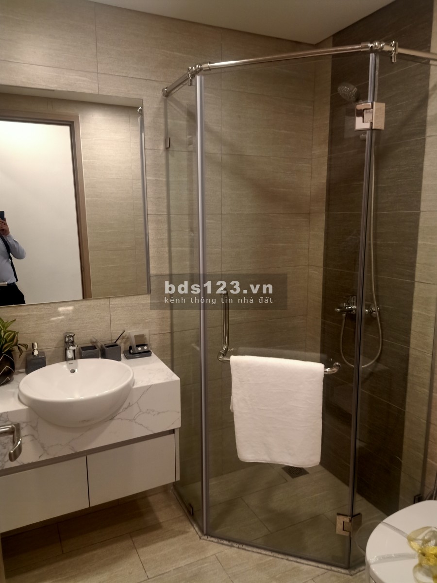 Cần bán căn hộ chính chủ Vinhomes 3 phòng ngủ, giá 2 tỷ 1