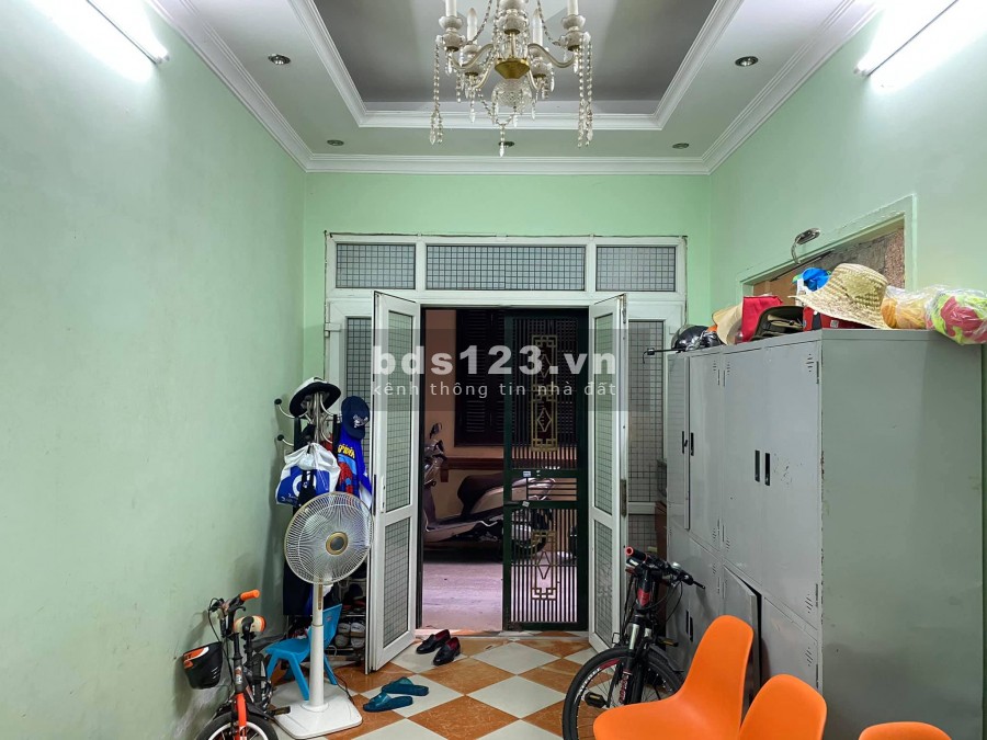 Nhà Xuân Thủy 5 tầng 3 gác đỗ cửa bán giá chỉ 3.7 tỷ, khu dân cư