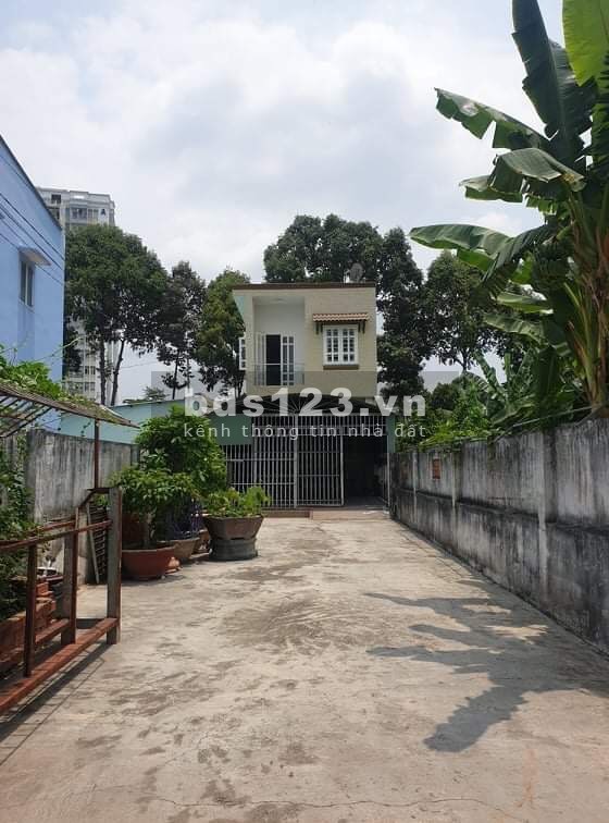 Bán nhà có sân rộng đường số 4 phường Trường Thọ TP.Thủ Đức DT 200m2 nở hậu