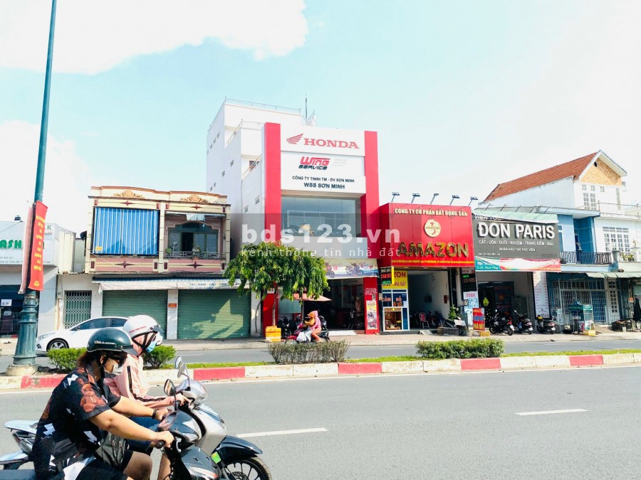 Cho thuê nhà mt đường Lê Văn Việt. Diện tích 10x19, khu sầm uất