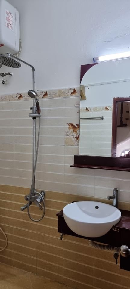 Chủ cần Bán gấp nhà 4 tầng 40m * 4m Cổ Linh Thạch Bàn, gần Aeon, Cầu Vĩnh Tuy, ô tô đậu cửa