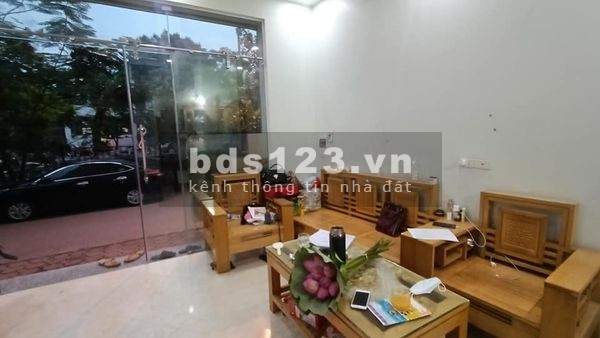 Nhà hiếm, ô tô vào nhà Quận Đống Đa 33m2 giá bán 6.7 tỷ, thang máy