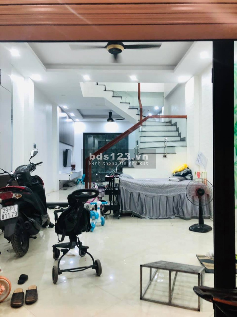 Nhà đẹp Nguyễn Khánh Toàn, kinh doanh, an sinh đỉnh, dt 52m2, 5 tầng, mt 4m giá chỉ 6.85 tỷ