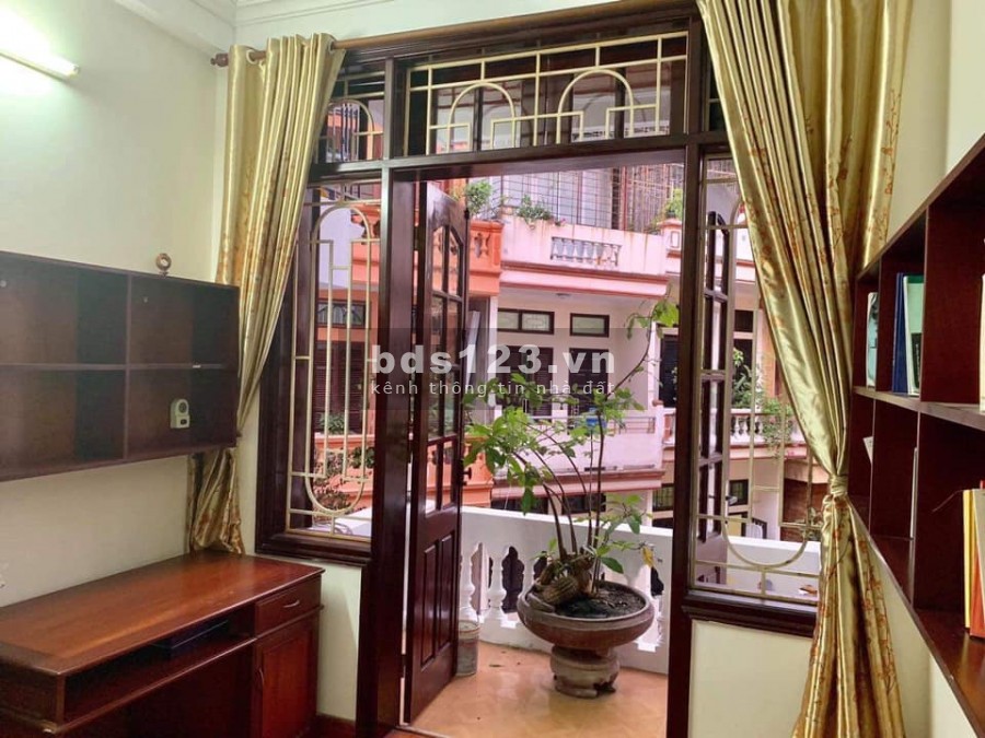 Nhỉnh 8 tỷ, nhà Cầu Giấy, chùa Hà, 2 mặt thoáng trước sau, tặng nội thất, 4 tầng