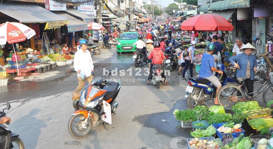 Gia đình tôi có mua 2 mẫu đất đường rộng 16m đối diện KCN cần bán để trả nợ