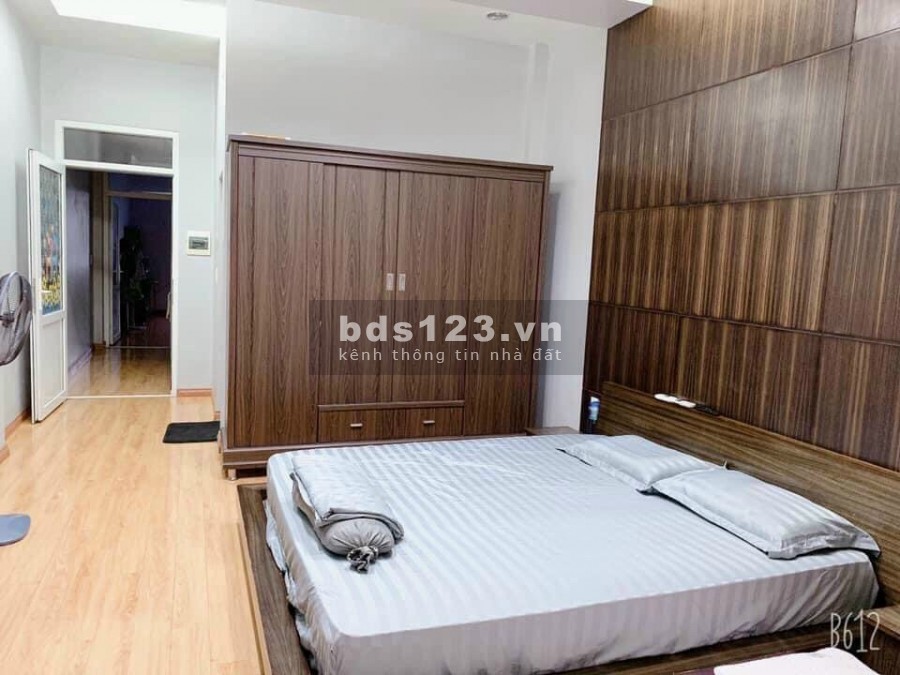 Cần bán nguyên căn long lanh, thanh khoản cao, đường Bồ Đề, Quận Long Biên