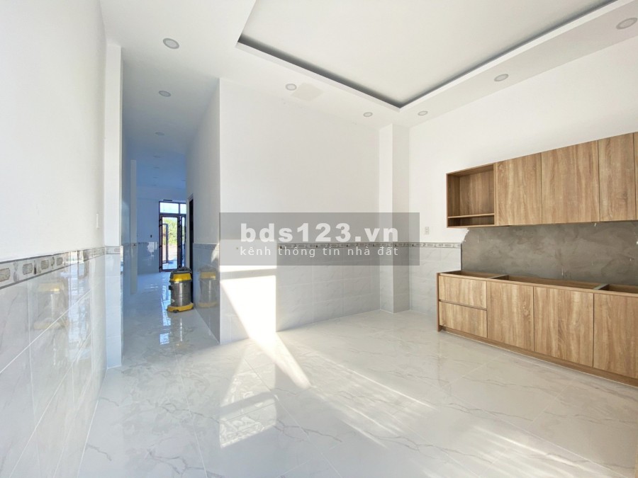 Cần bán căn nhà 108m2, mới xây đường Huỳnh Hữu Trí, cách chợ Bình Chánh 10 phút