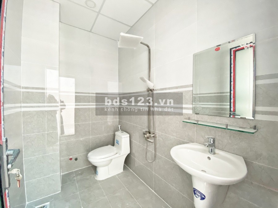 Cần bán căn nhà 108m2, mới xây đường Huỳnh Hữu Trí, cách chợ Bình Chánh 10 phút
