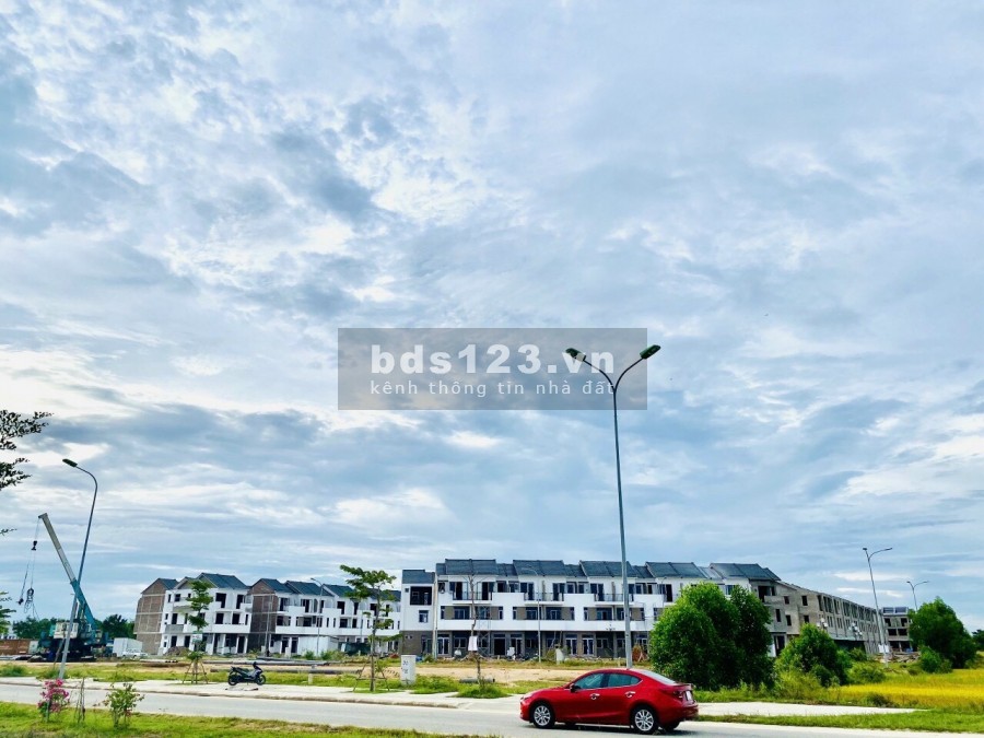 Nhà Royal Park thanh toán theo tiến độ từ chủ đầu tư, đường ô tô ra vào