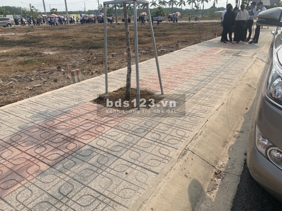 Đất ngân hàng thanh lý, sổ hồng riêng, 2 mặt tiền lớn xe ra vào tránh nhau
