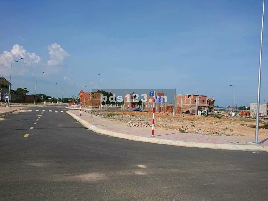 Đất ngân hàng thanh lý, sổ hồng riêng, 2 mặt tiền lớn xe ra vào tránh nhau