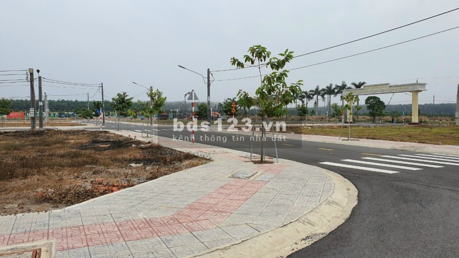 Đất ngân hàng thanh lý, sổ hồng riêng, 2 mặt tiền lớn xe ra vào tránh nhau