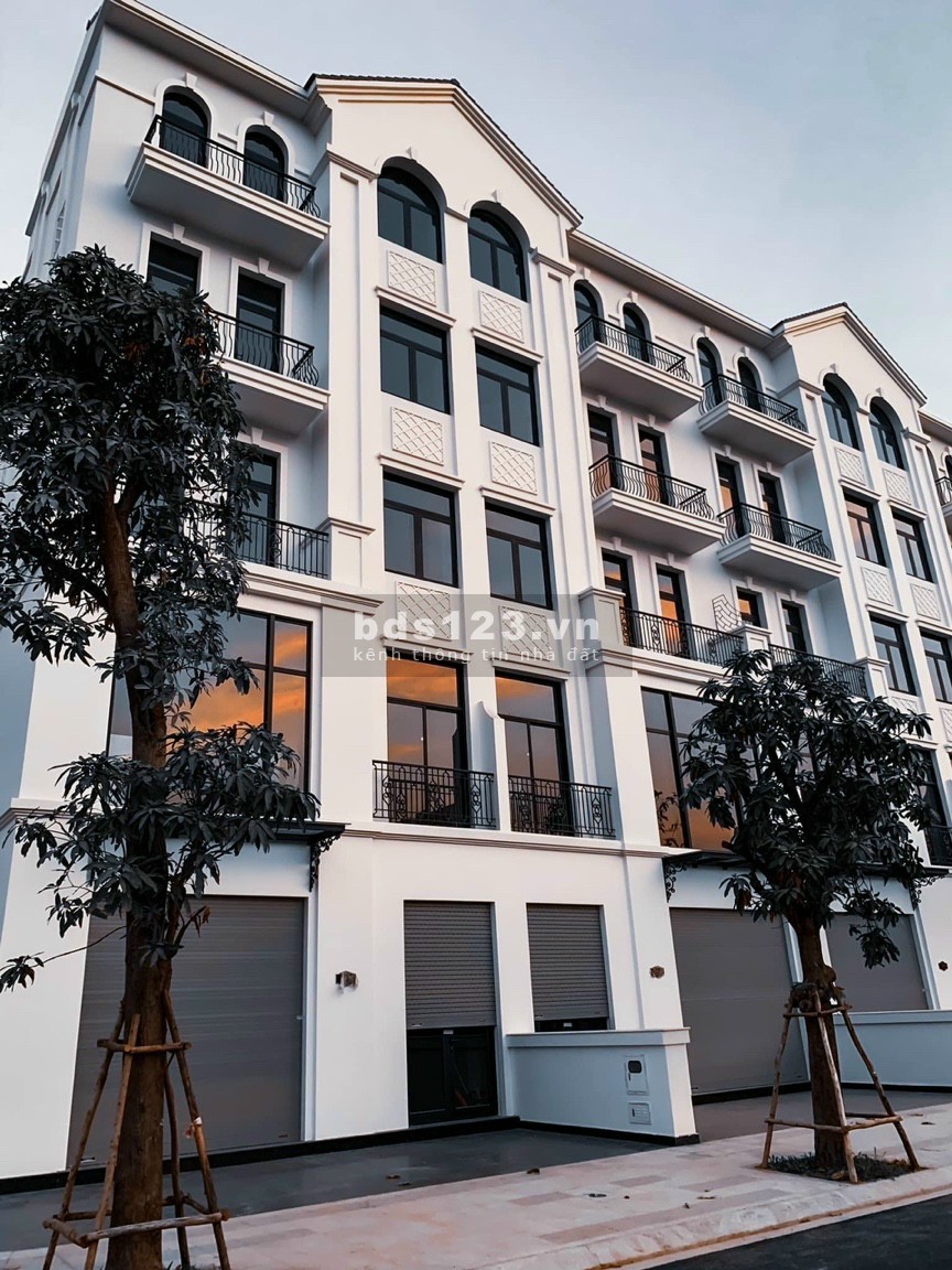 Cần bán căn nhà phố 84m2 Manhattan tại Vinhomes Grand Park giá 14 tỷ/ căn đã bao gồm thuế phí sang nhượng.Liên hệ 0363583647