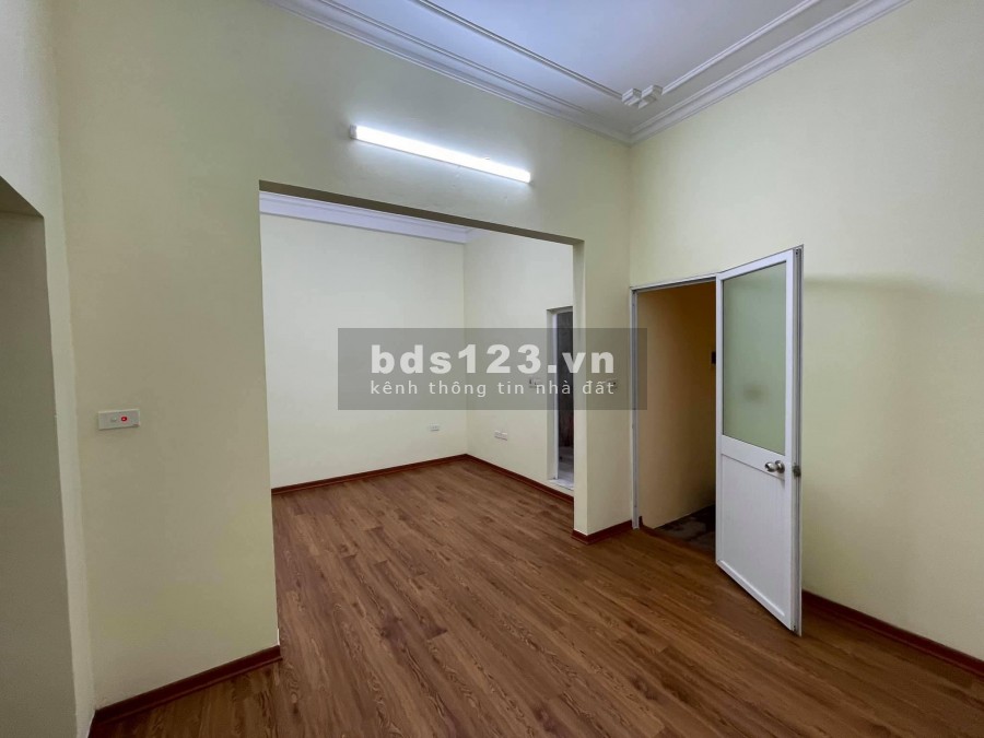 Bán nhà ngõ 89 Lạc Long Quân 33 m xây 5 tầng giá 3.4 tỷ ngõ 3m