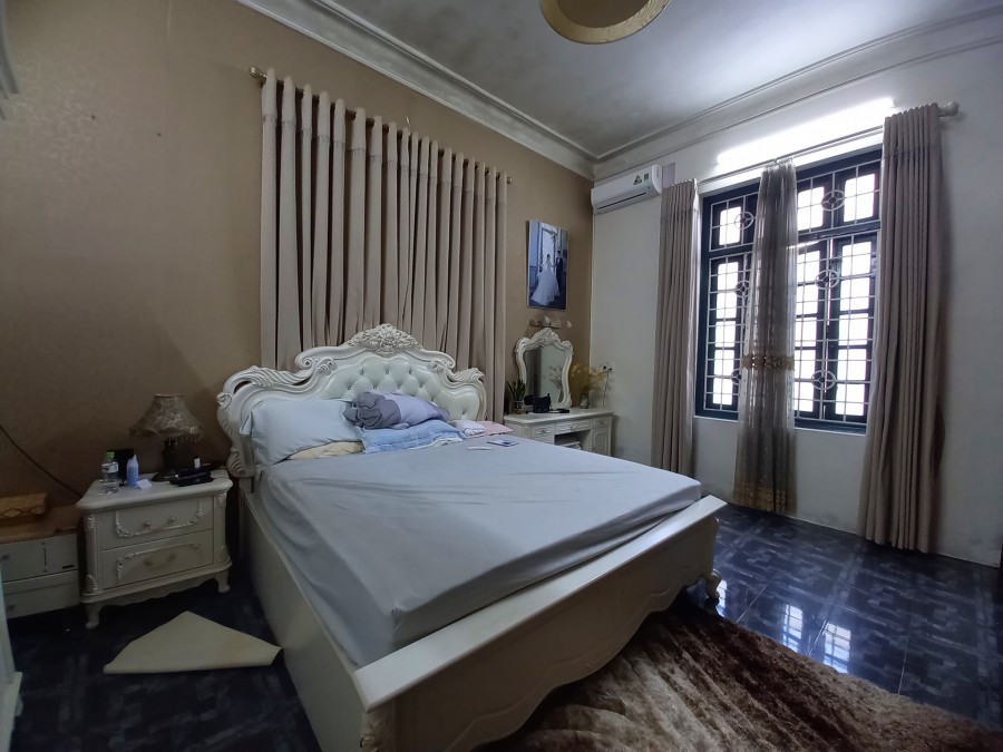 Chính chủ bán nhà Mặt phố Ngô Gia Tự Long Biên 100m x 5T, MT 16m lô góc chỉ 9.9 tỷ