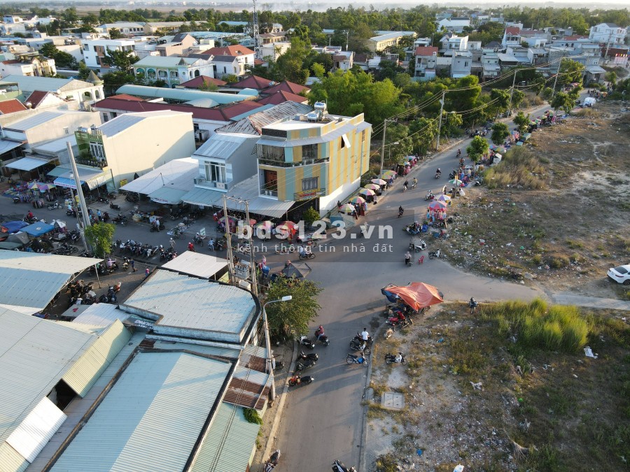 Chính chủ cần bán gấp lô đất ngay chợ, khu dân cư sầm uất.