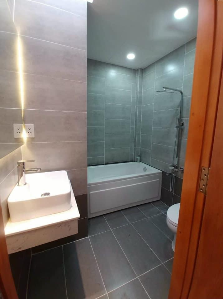 Nhà đẹp hẻm xe hơi full nội thất cao cấp, cách Quận 1, Quận 4 xã hoa chỉ 1 cây cầu