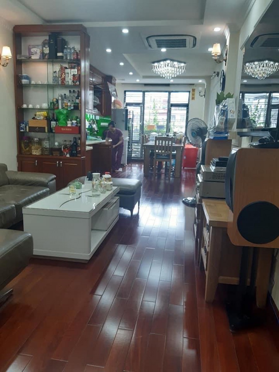 Khu phân lô Hoàng Cầu, cho thuê 30 triệu/tháng, vỉa hè rộng, dt 55m2, 5 tầng, mt 4.5m, giá 11.9 tỷ