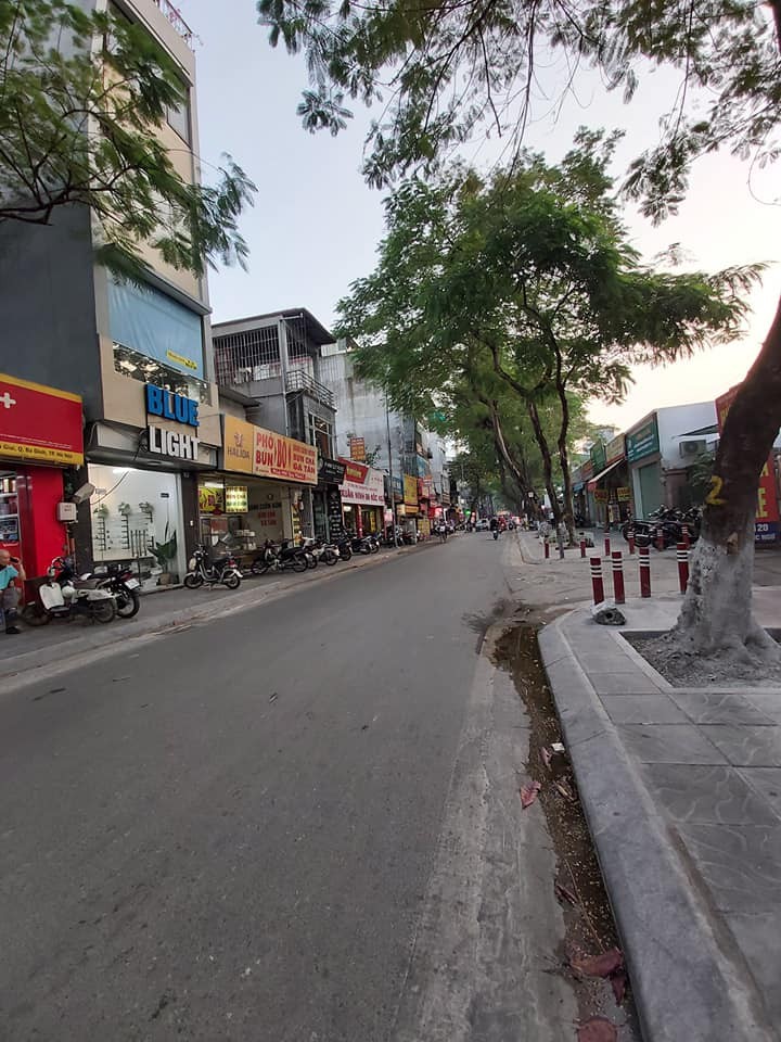 Bán nhà rộng 5.5m mặt phố phường Liễu Giai Ba Đình kinh doanh 180 triệu/m2.