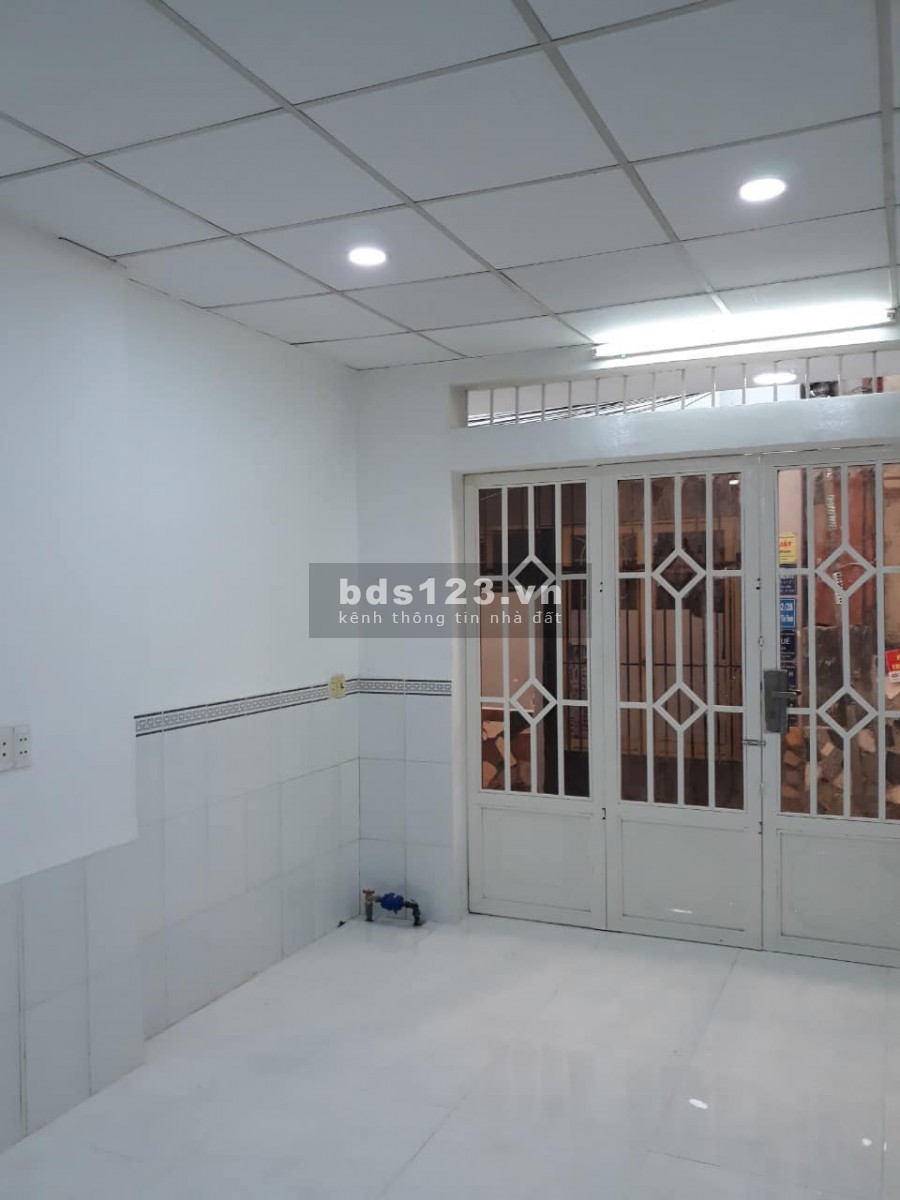 Nhà Lô Góc 3 mặt tiền 28m2, 2.3 tỷ Ngyễn Hữu Tiến .