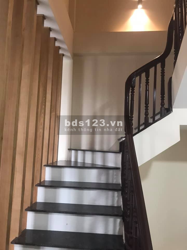 Phố Lý Nam Đế dt 60m, mt 6m, nhà đẹp phân lô, gần ô tô, ở ngay, chỉ 8.3 tỷ, lh 0942861188