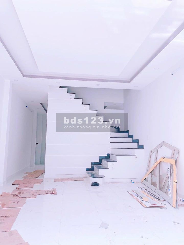Bán nhà nguyên căn 1 trệt, 2 lầu đúc kiên cố, gần bến xe Cần Thơ, giá bao rẻ