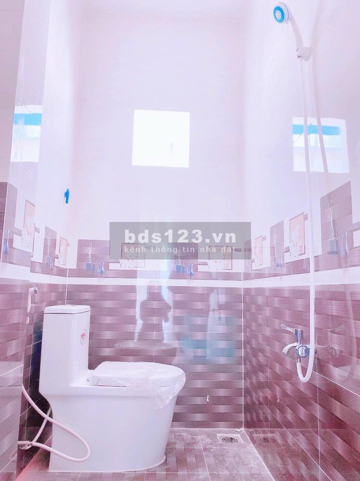 Bán nhà nguyên căn 1 trệt, 2 lầu đúc kiên cố, gần bến xe Cần Thơ, giá bao rẻ