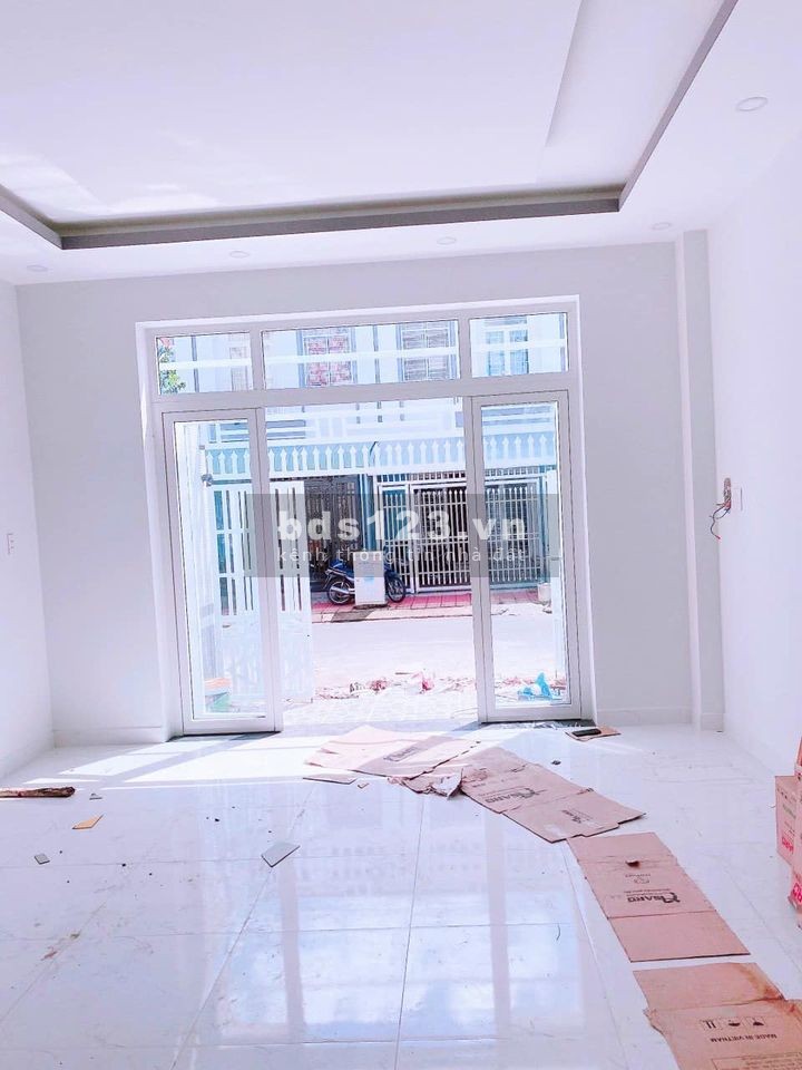 Bán nhà nguyên căn 1 trệt, 2 lầu đúc kiên cố, gần bến xe Cần Thơ, giá bao rẻ
