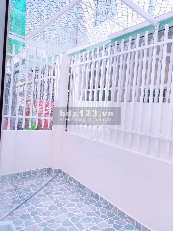 Bán nhà nguyên căn 1 trệt, 2 lầu đúc kiên cố, gần bến xe Cần Thơ, giá bao rẻ