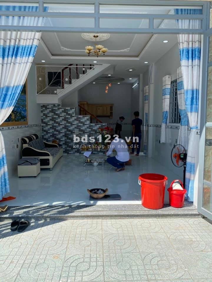 Bán nhà 4x10 ngay Cầu Lớn Hóc Môn giá 770tr, sổ hồng bao công chứng