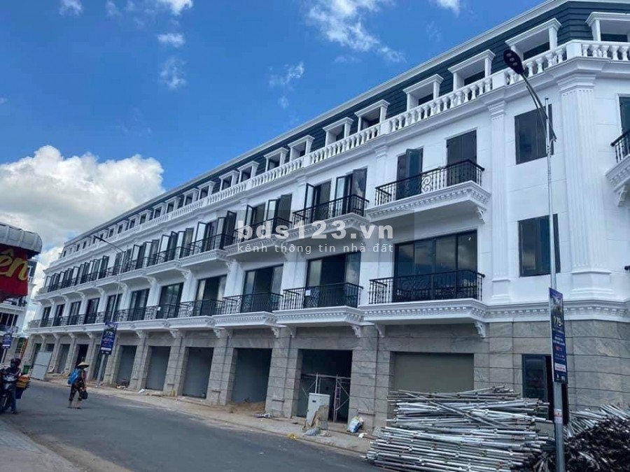 Bán nhà 1 trệt 3 lầu trung tâm hành chính Huyện Thới Lai