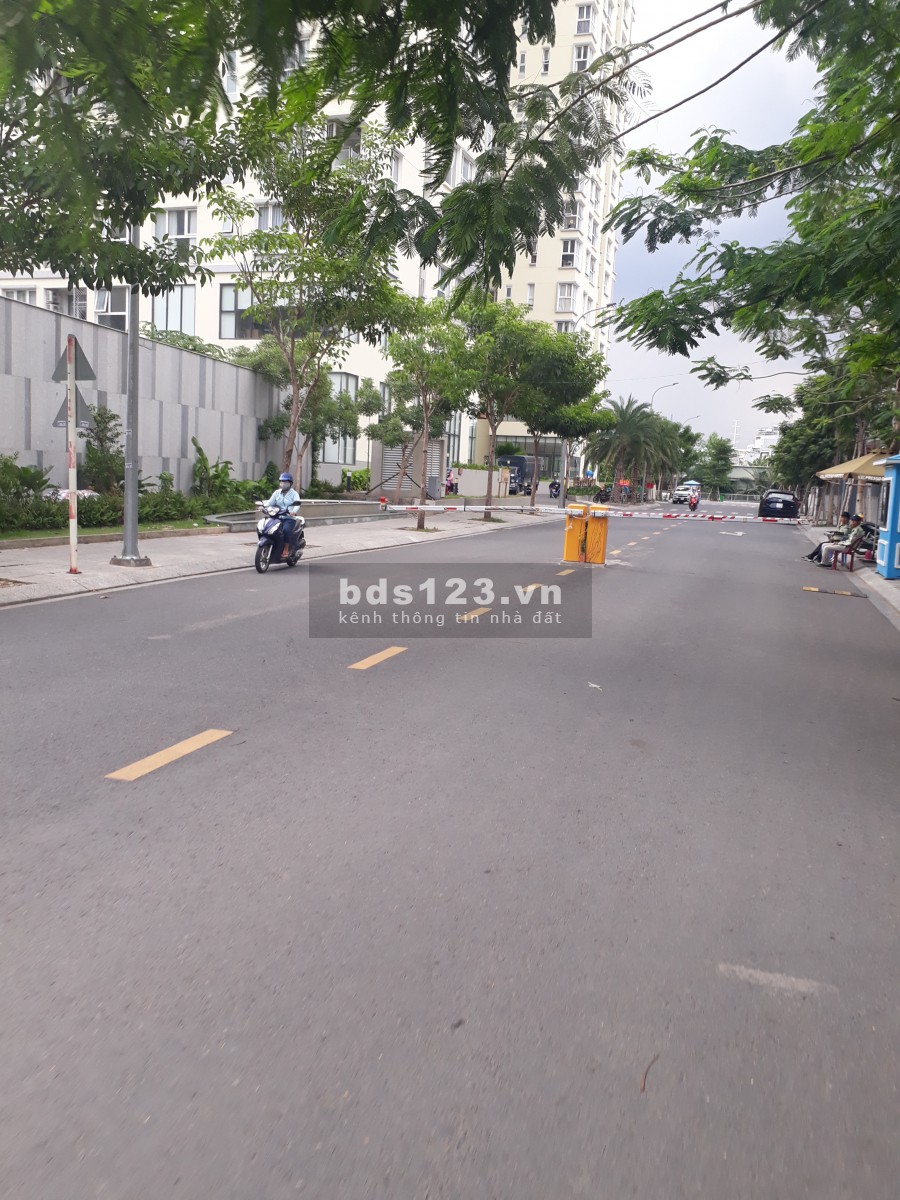 Đất dt 6x22.5m khu Sadeco NNGT P.Tân Phong Q.7 giá 130tr/m2