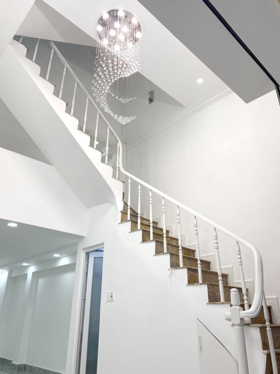 Nhà (4.3*13m, 2 lầu, mái che thang) hẻm VIP Âu Dương Lân P3 Q8