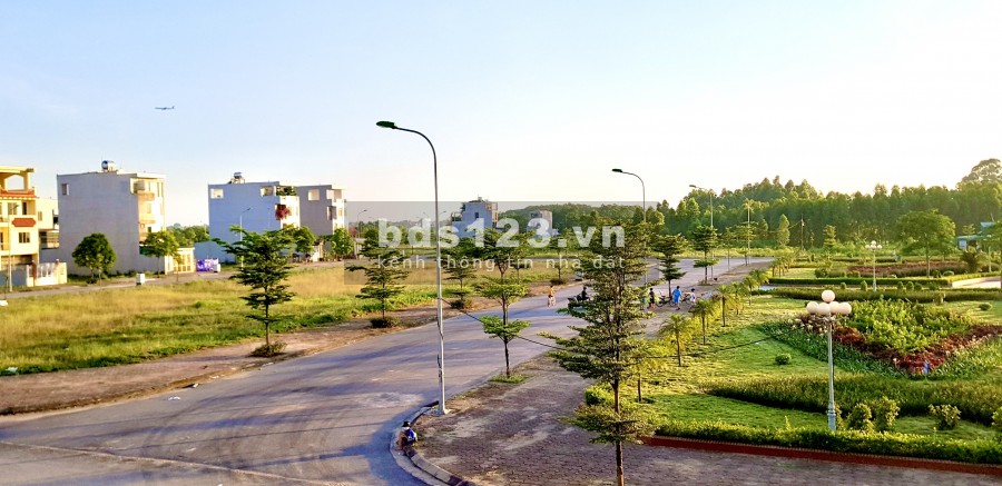Chính chủ bán lô sổ đổ cá nhân vị trí đẹp không hố ga, tụ điện mặt nhìn trực tiếp ra vườn hoa