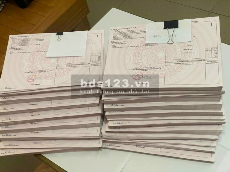 Bán nhà phố thương mại 1trệt 2 lầu hoàn thiện 100% nằm ngay trung tâm TP Dĩ An, Bình Dương