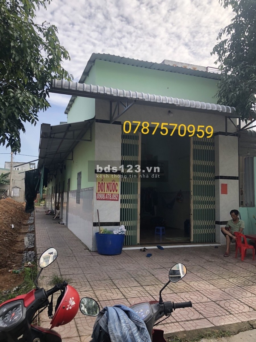 Trả nợ ngân hàng bán gấp nhà trọ 300m2, mặt tiền đường nhựa, đất tại kcn sát chợ