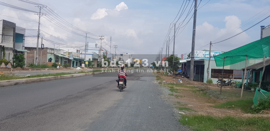 Bán đất mặt tiền 830 ngay vòng xoay đường Tân Lập Long Hậu, sô hồng chính chủ